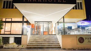 Ein Hotel Eingang mit einem Schild, auf dem 