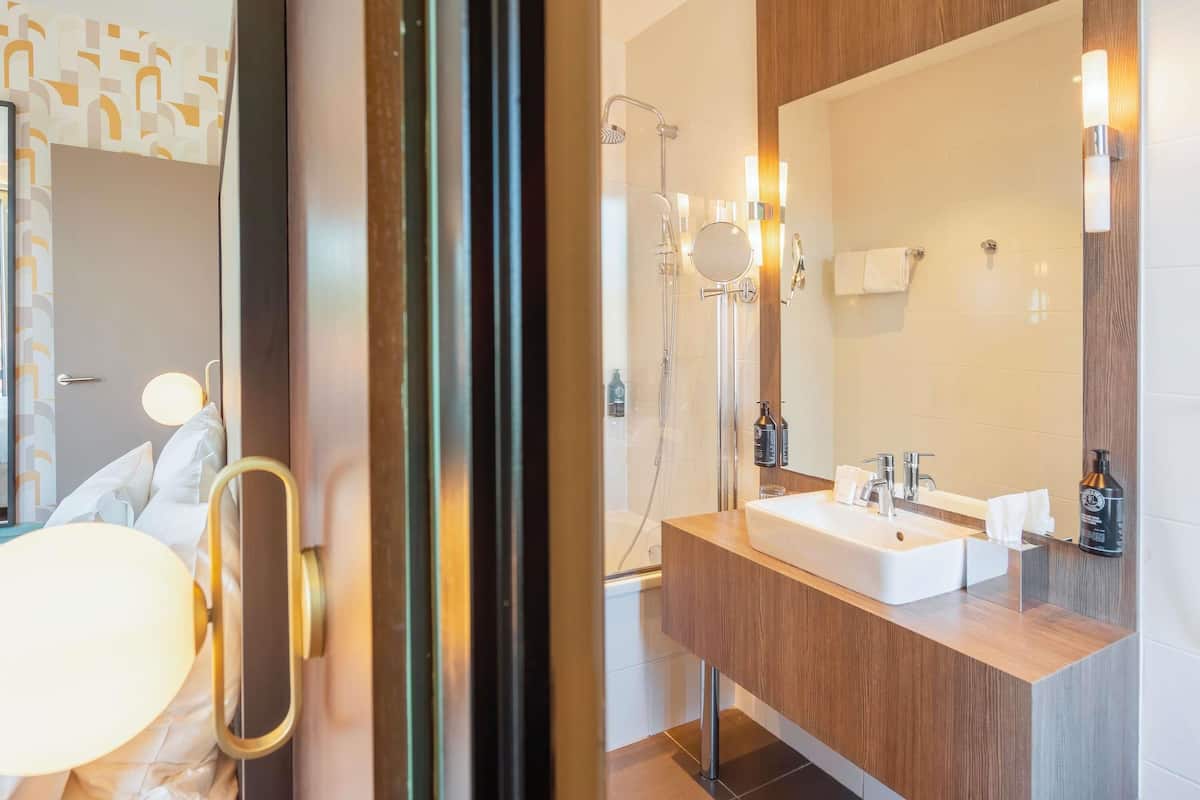 Hochwertige Bettwaren, Minibar, Zimmersafe, Schreibtisch