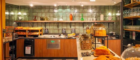 Frukostbuffé varje dag (EUR 23 per person)