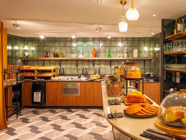 Tägliches Frühstücksbuffet (23 EUR pro Person)