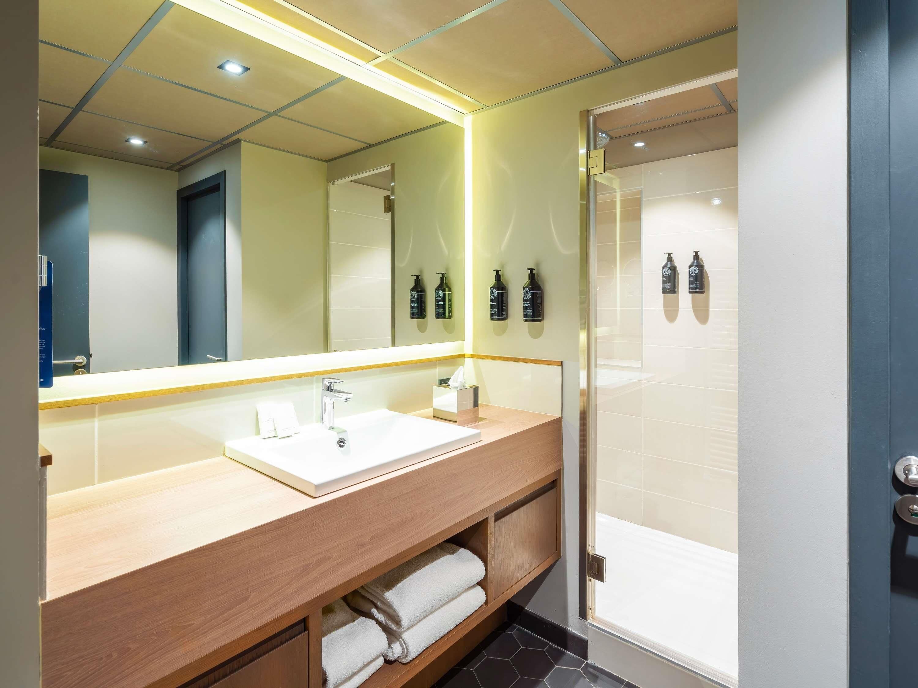 Habitación superior, 1 cama matrimonial | Baño | Amenidades de baño ecológicas, secadora de cabello, toallas 