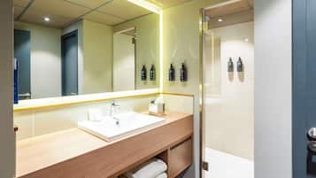 Habitación superior, 1 cama matrimonial | Baño | Amenidades de baño ecológicas, secadora de cabello, toallas