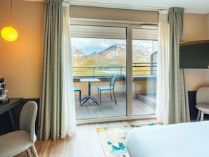 华丽客房, 1 张双人床, 露台 (Lake side) | 高档床上用品、迷你吧、客房内保险箱、办公桌