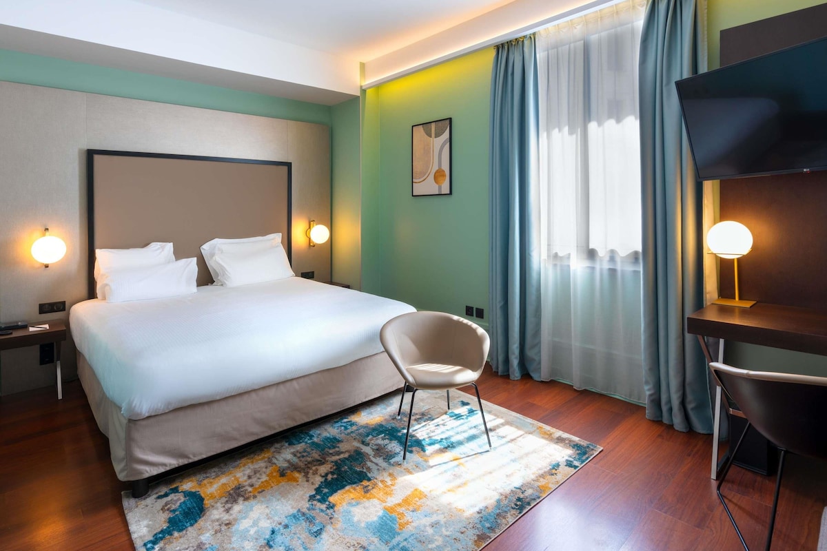 Habitación familiar, 1 cama matrimonial y sofá cama | Ropa de cama de alta calidad y minibar 