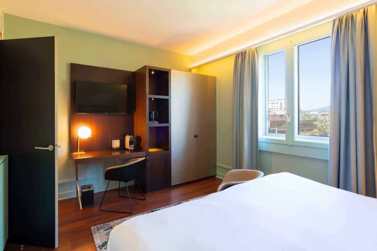 Quarto superior, 1 cama de casal | Roupas de cama premium, frigobar, cofres nos quartos, escrivaninha