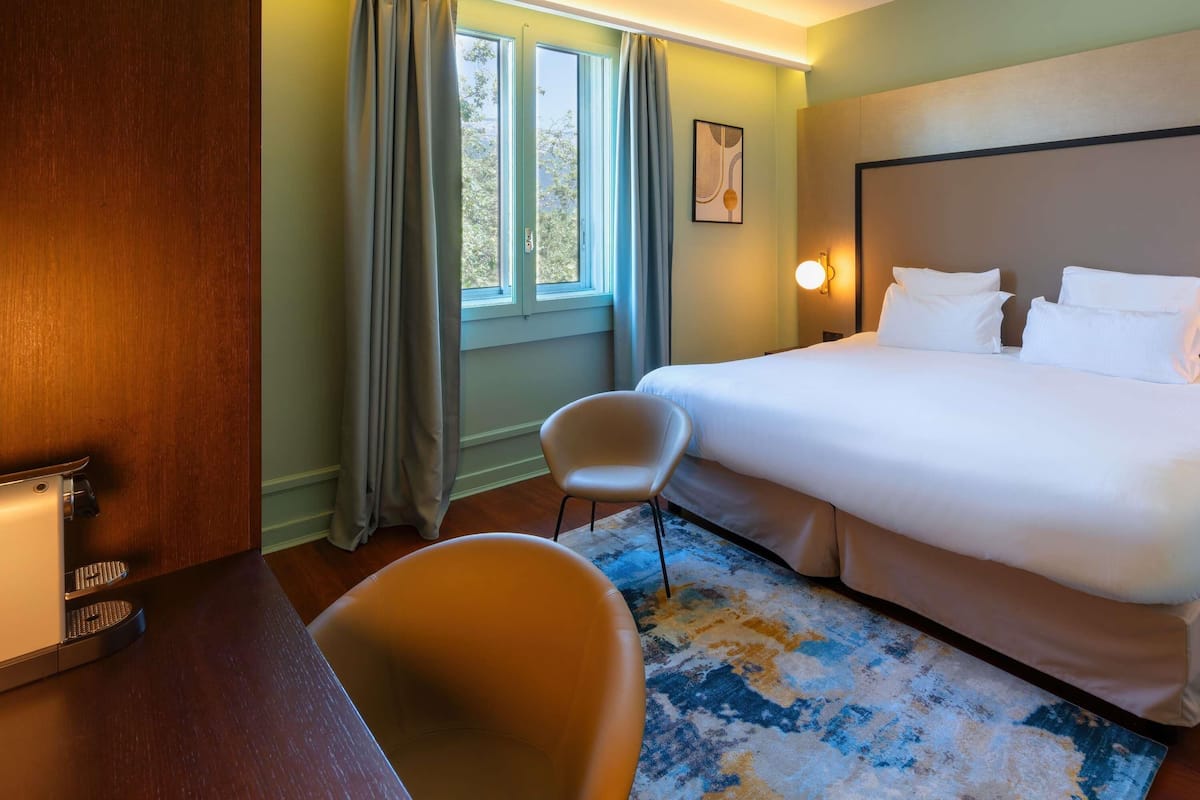 Superior Room, 1 Katil Kelamin (Double) | Peralatan tempat tidur premium, bar mini, peti besi dalam bilik, meja