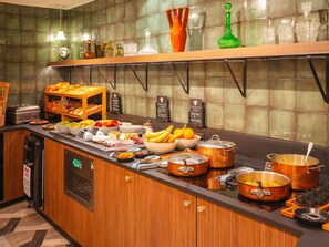 A buffet with various food items and a coffee machine. - Splendid Hotel Lac d'Annecy - Handwritten Collection (Annecy)