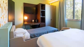 Bộ đồ giường cao cấp, minibar, két bảo mật tại phòng, bàn