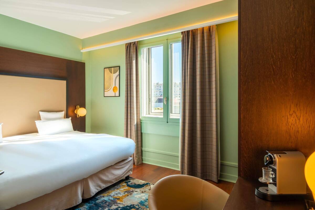 superior room, 1 double bed | premium bedding, minibar, in-room safe, desk