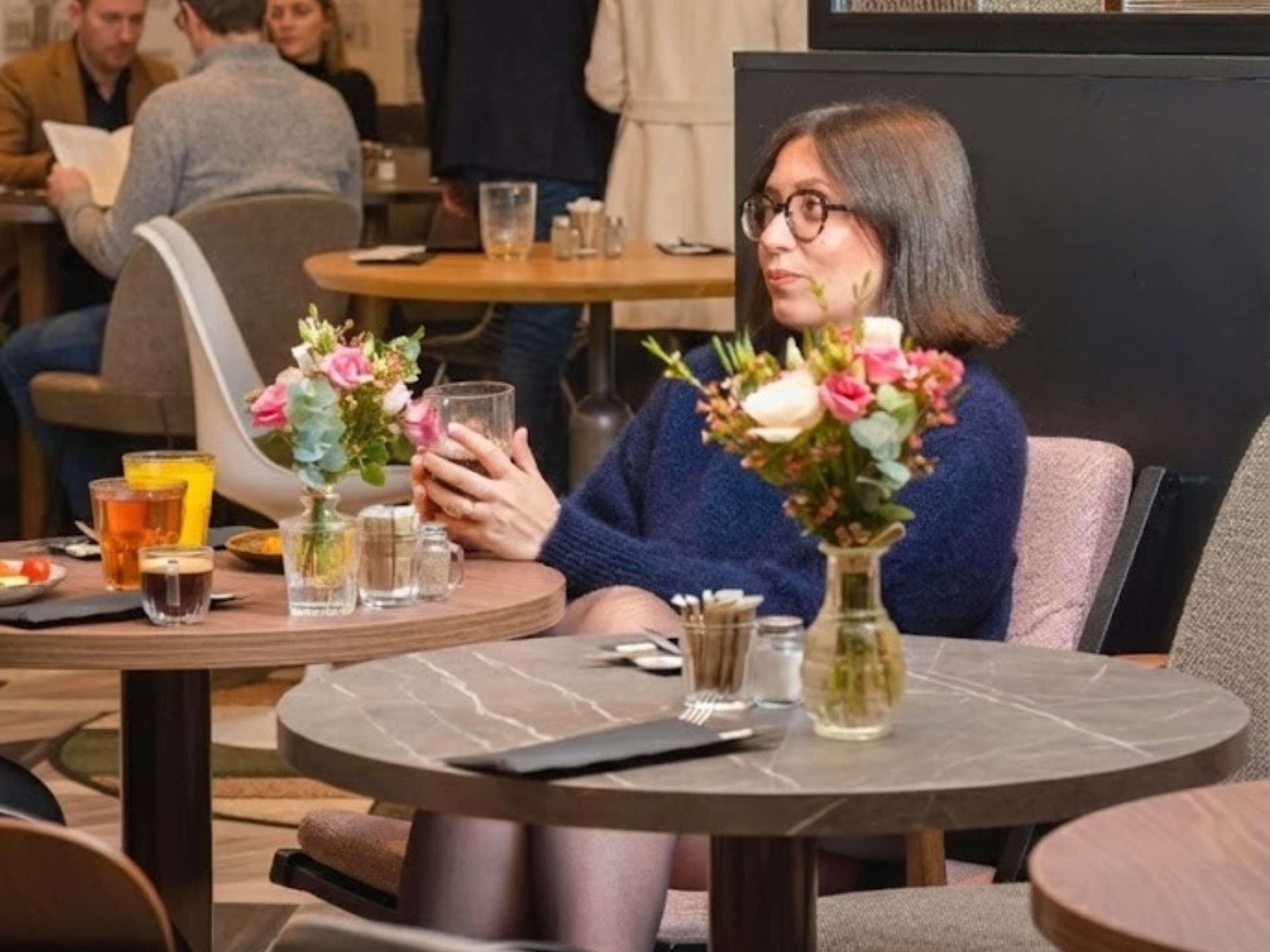 Café da manhã com buffet diário (EUR 23 por pessoa) 