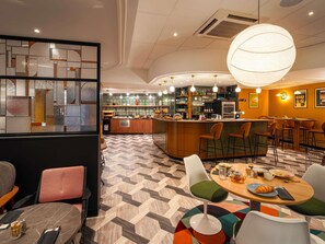 بوفيه فطور يوميًا بتكلفة قدرها (23 EUR للشخص)