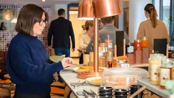 Dagelijks ontbijtbuffet (EUR 23 per persoon)