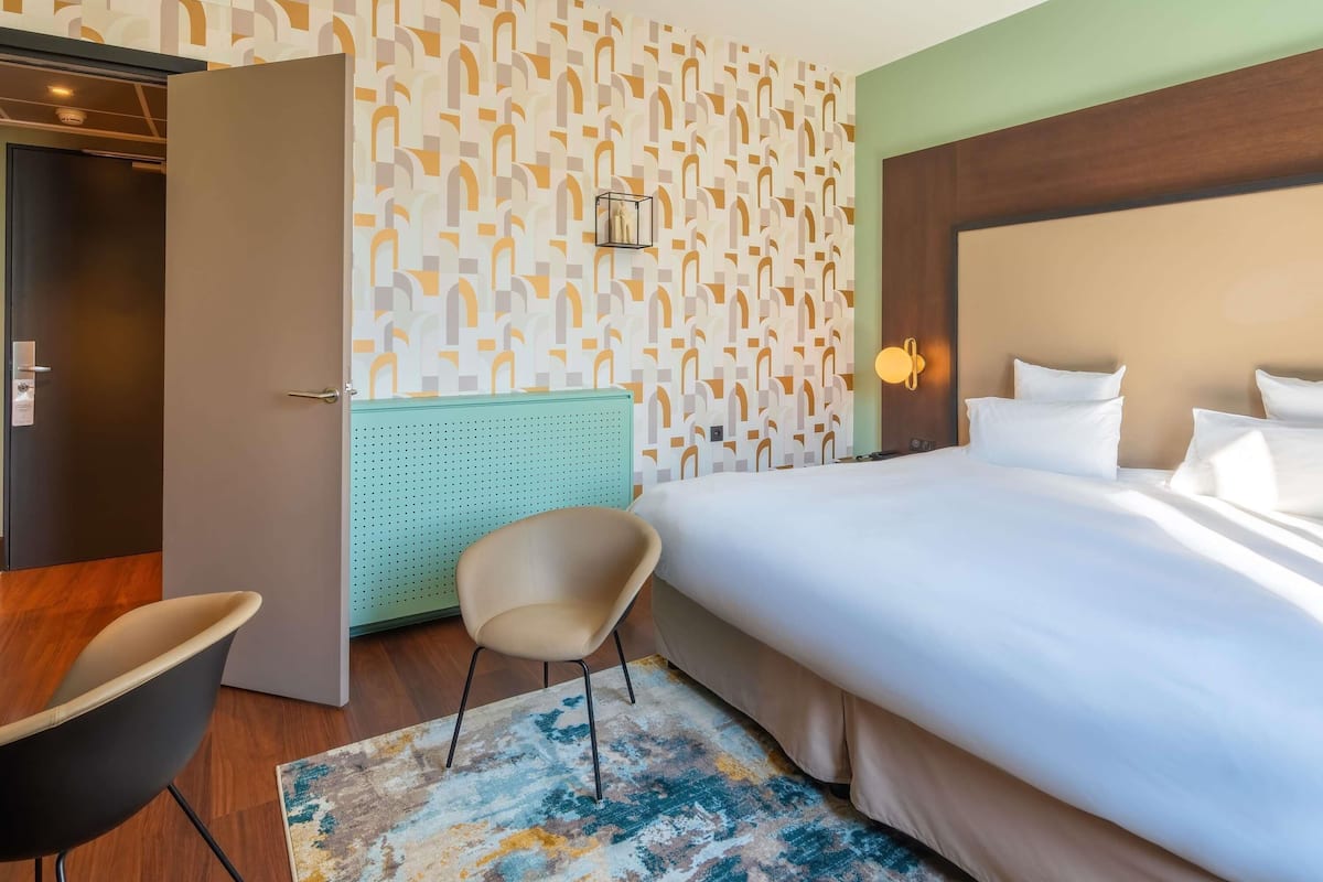 Superior Room, 1 Double Bed | Premium bedding, minibar, in-room safe, desk