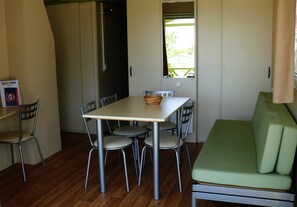 Bungalow, 2 Bedrooms (Morea) | In-room dining