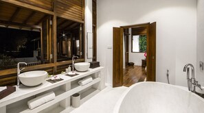 Deluxe-Doppelzimmer, Badewanne | Badezimmer