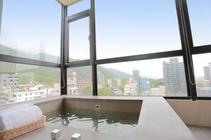 Premier suite, en-suite badkamer, op Executive-verdieping | Badkamer | Een aparte badkuip en douche, een bronwaterbad, gratis toiletartikelen