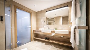 Quarto casal luxo, 2 camas de solteiro, vista para a montanha | Banheiro | Chuveiro, produtos de toalete grátis, secador de cabelo 