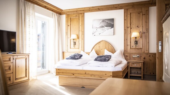 Suite tradicional, 2 habitaciones | Caja de seguridad en la habitación, insonorización, cunas y wifi gratis 