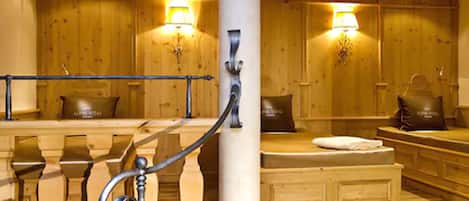 Een sauna, een stoombad, Zweedse massages, sportmassages