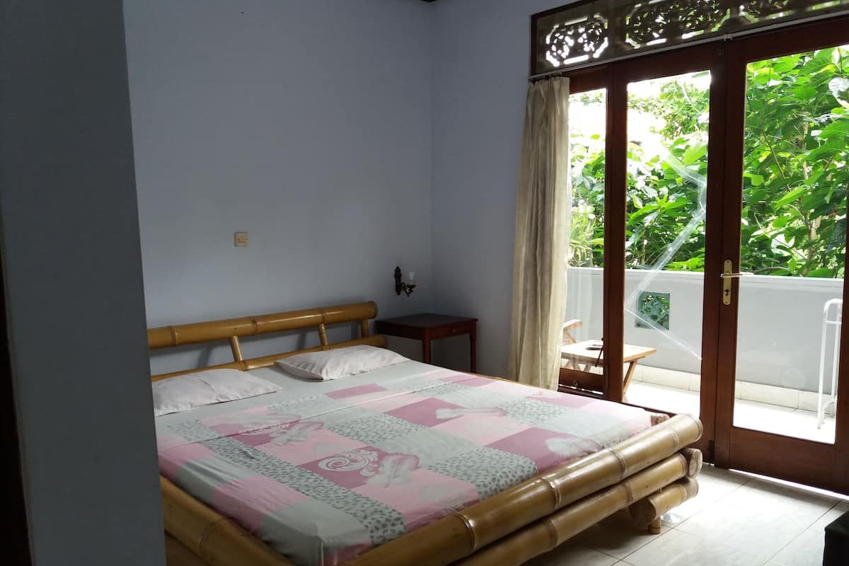 Basic Room | Desk, WiFi (free), bed sheets
