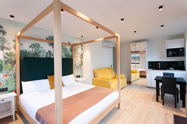 Grand Quadruple Room | Hypo-allergenic bedding, in-room safe, individually decorated - Welldone Sierpes Boutique (Seville)