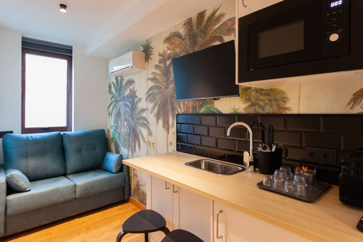 triple room | private kitchen | mini-fridge, microwave, espresso maker, coffee/tea maker