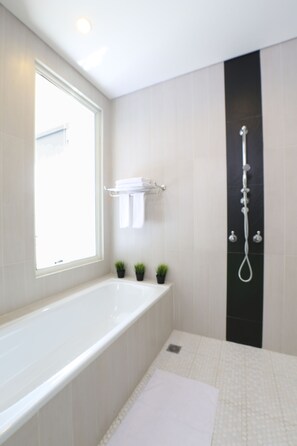 1 Bedroom | Bathroom | Separate bathtub and shower, deep-soaking bathtub, free toiletries - Havenwood Residence TB Simatupang (Jakarta)