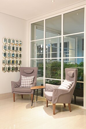 Coin salon dans le hall