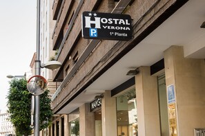 Front of property - Hostal Verona (Granada)