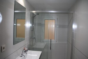 Ducha, artículos de higiene personal gratuitos y secador de pelo