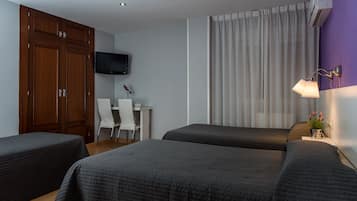 City Double or Twin Room | Desk, laptop workspace, cribs/infant beds, rollaway beds