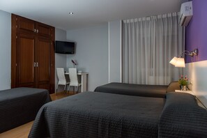 Dobbelt- eller tomannsrom – city | Skrivebord, skrivebord for bærbar PC og barnesenger