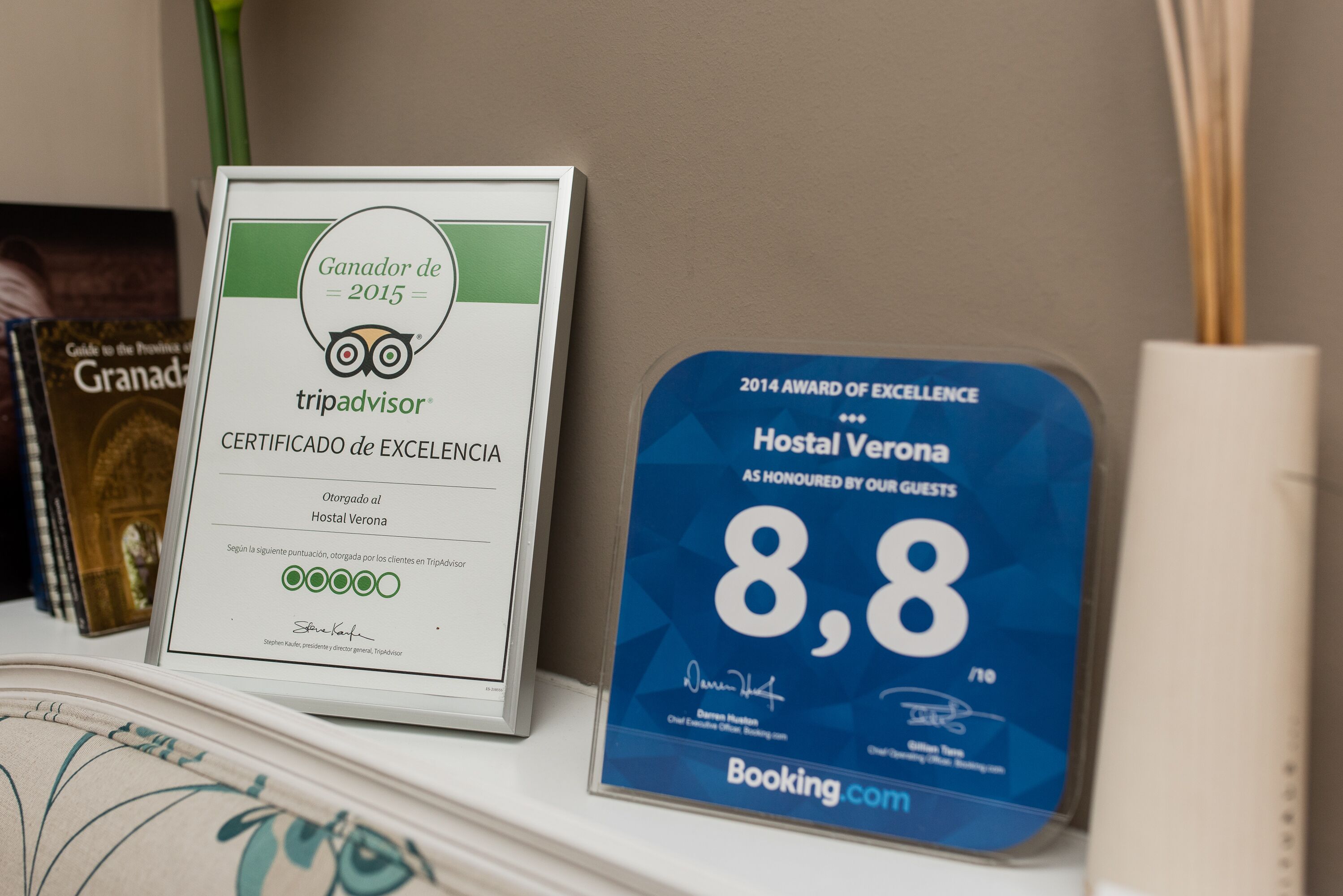 Két díj a polcon: egy TripAdvisor „Kiválósági oklevél”, valamint egy 2014-es „Kiválósági díj” a Booking.com-tól.