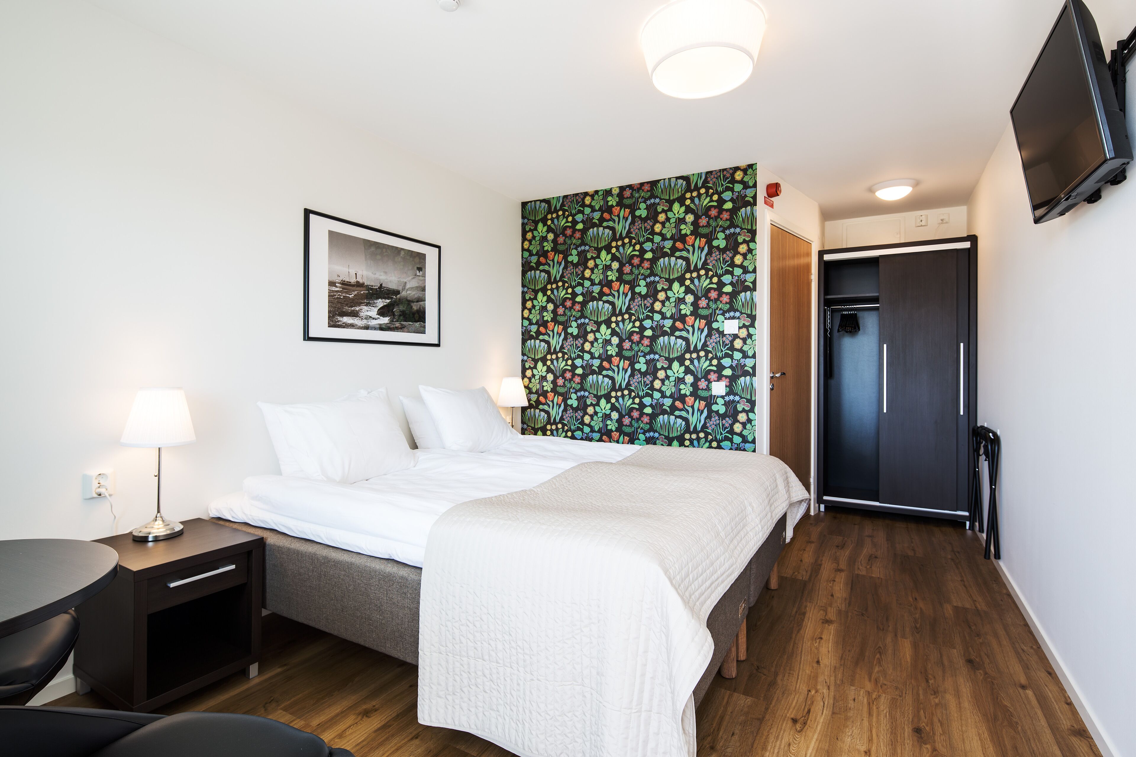 soundproofing, free wifi, bed sheets