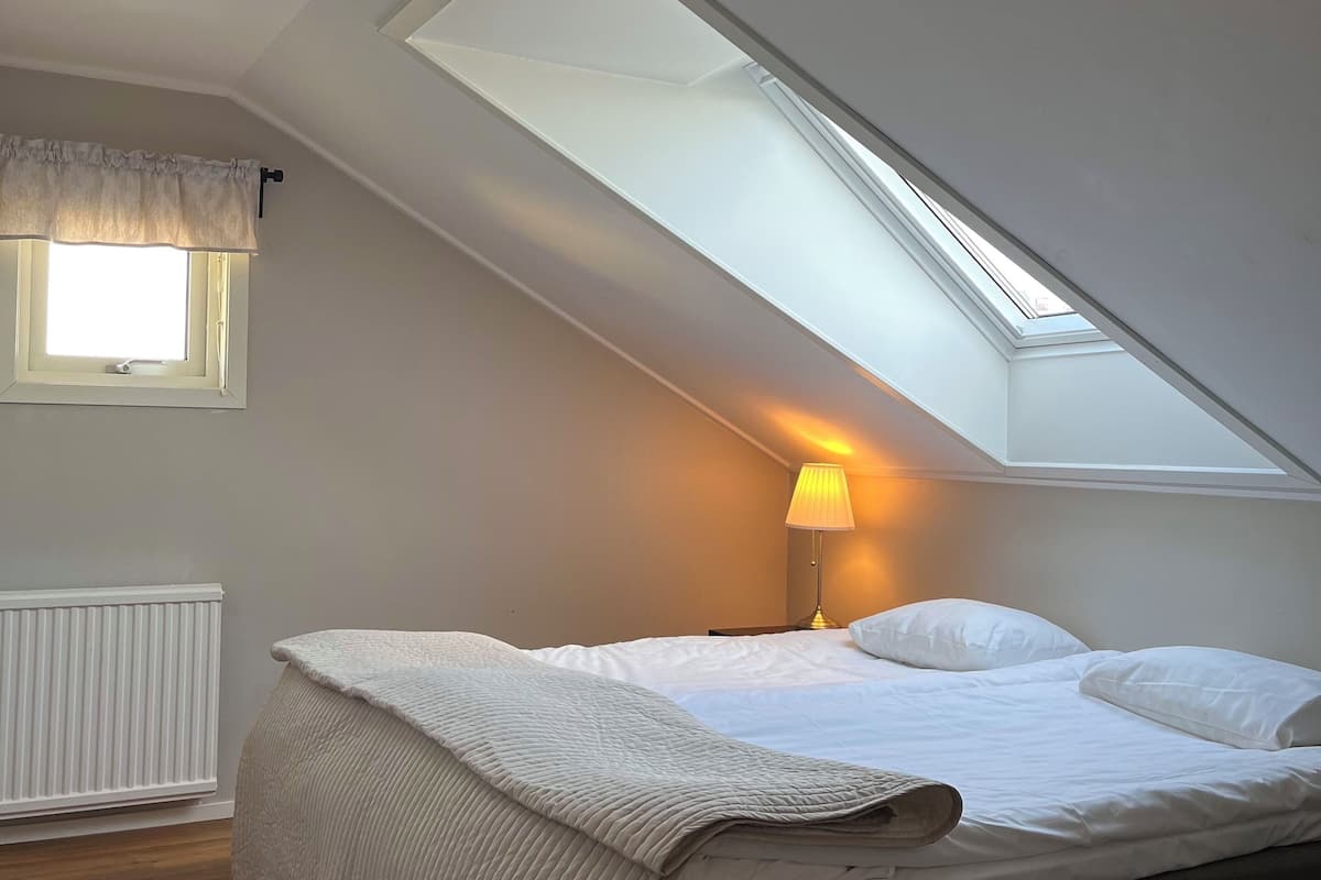 Habitación doble, balcón, vistas al mar | 1 dormitorio, sistema de insonorización, wifi gratis y ropa de cama