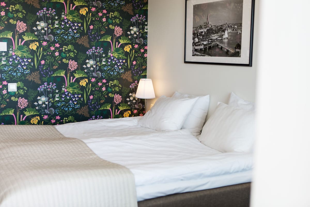 1 dormitorio, sistema de insonorización, wifi gratis y ropa de cama