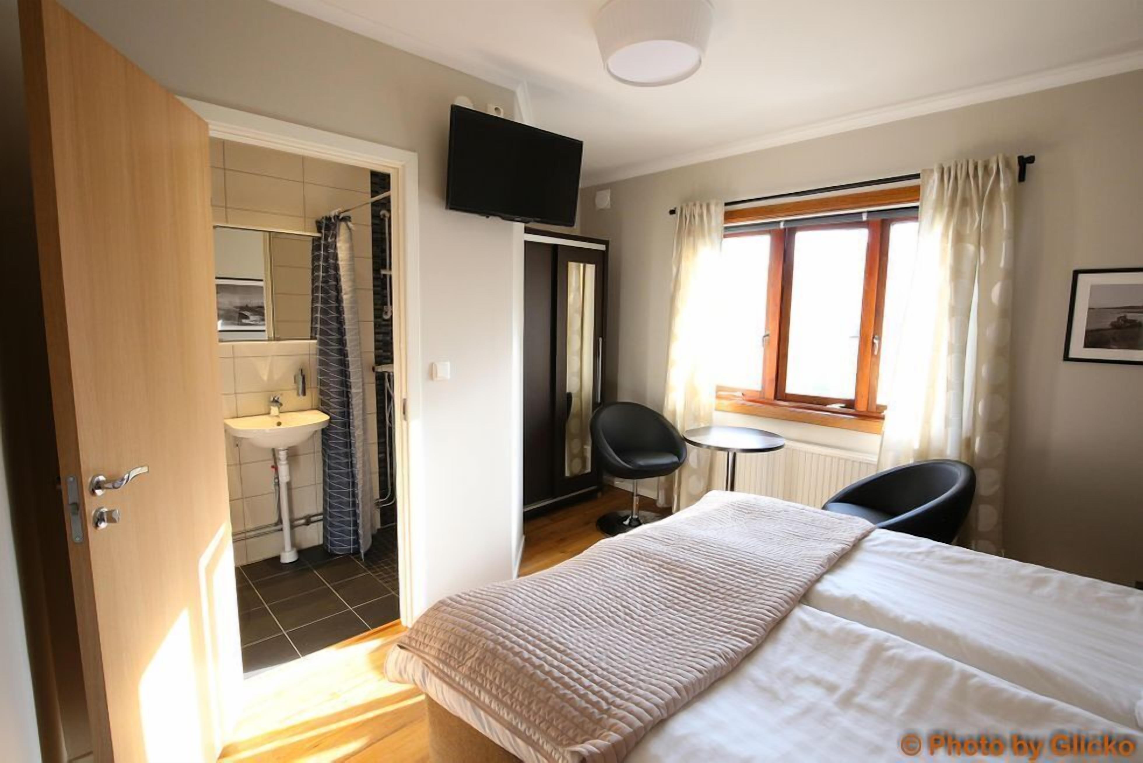 soundproofing, free wifi, bed sheets