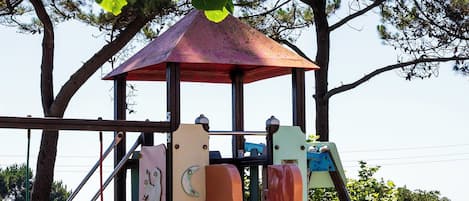 Tempat bermain anak - outdoor