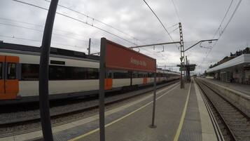 Un quai de gare avec un panneau indiquant « Arenys de Mar ».