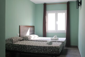 Habitación triple básica | Ropa de cama de alta calidad, escritorio, cortinas opacas