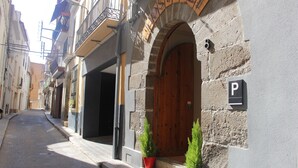 Une rue étroite bordée d’un immeuble dont la façade est ornée d’une porte en bois et d’une enseigne indiquant « Hôtel Stalefeld ».