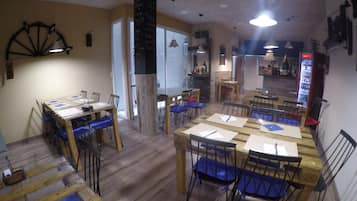 Desayuno completo diario (EUR 14 por persona)