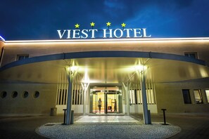 The exterior of the West Hotel with a modern design, featuring a prominent entrance and a clear sky above. - Hotel Viest (Vicenza)