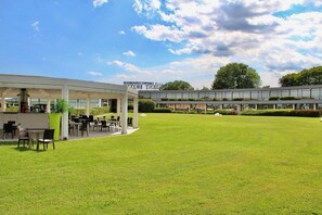 Outdoor dining - Hotel Viest (Vicenza)