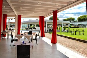 Outdoor dining - Hotel Viest (Vicenza)