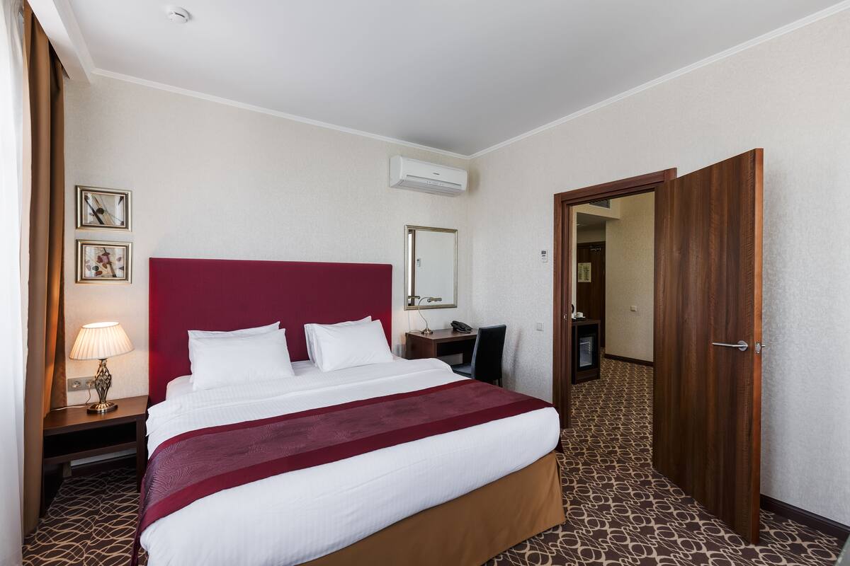 Premium bedding, minibar, in-room safe, desk