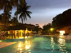 2 ulkouima-allasta, ilmaisia cabañoita, aurinkovarjoja