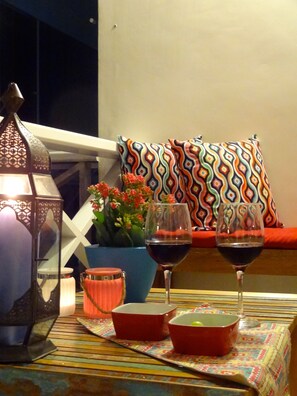 Huone | Olohuone | Taulutelevisio, DVD-soitin, pöytätennispöytä