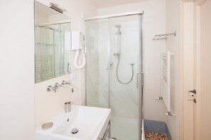 Standard Double Room, 1 Bedroom | Bathroom | Shower, free toiletries, hair dryer, bidet - Villa Miralunga B&B (Fiesole)