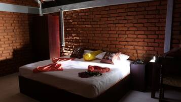 Escritorio, cortinas blackout y wifi gratis